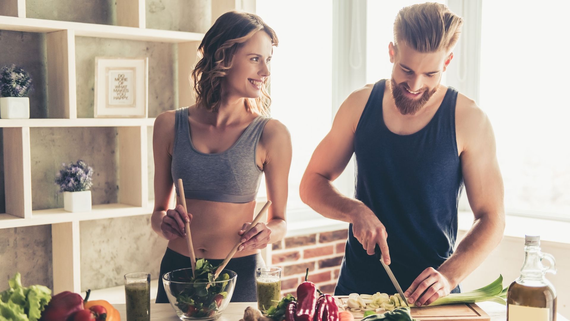 pareja siguiendo un estilo de vida saludable y una dieta equilibrada